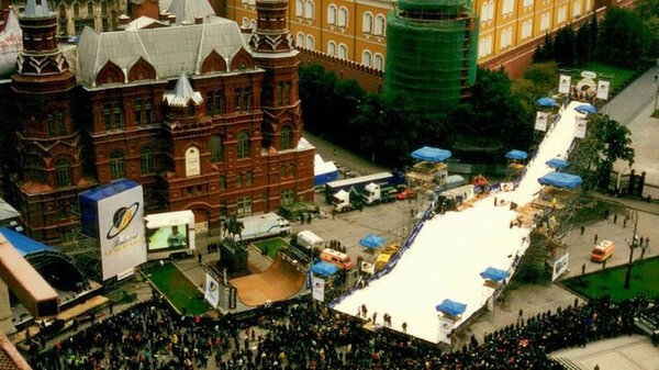 Первоначально фестиваль хотели проводить на Красной площади, но столкнулись с проблемами в организации.