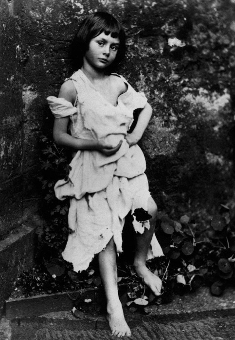 Алиса Лидделл в 7 лет, фото Льюиса Кэрролла, 1859 год. | Фото: fototelegraf.ru. Алиса Лидделл в 7 лет, фото Льюиса Кэрролла, 1859 год. | Фото: fototelegraf.ru.