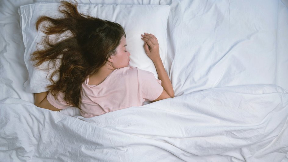 Женщина спит на животе