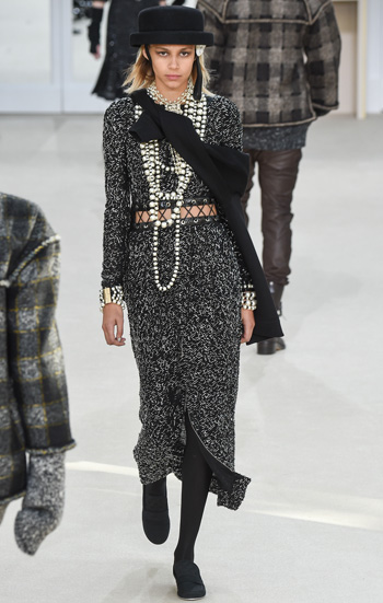 Показ Chanel сезона осень - зима-2016/17.