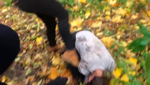 Фото: школьницу жестоко избили в лесу под Москвой