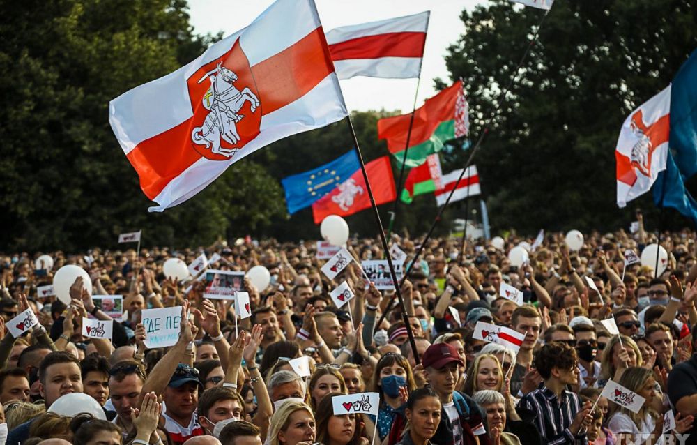 10 фото с самого массового митинга в Беларуси в поддержку Тихановской