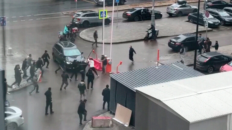 Сколько же можно терпеть?  Мигранты в Москве устраивают уже настоящие побоища