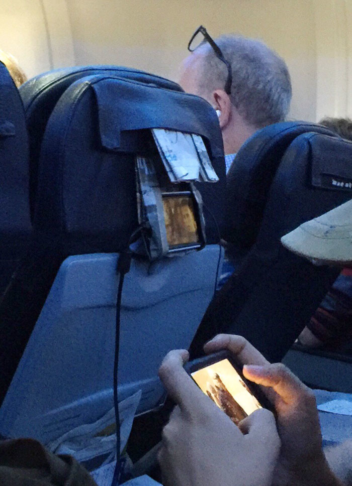 Вот так с помощью газеты или гигиенического пакера можно укрепить смартфон на спинке самолетного кресла, чтобы смотреть фильм со свободными руками нестандартно, оригинально, проблемы, решения