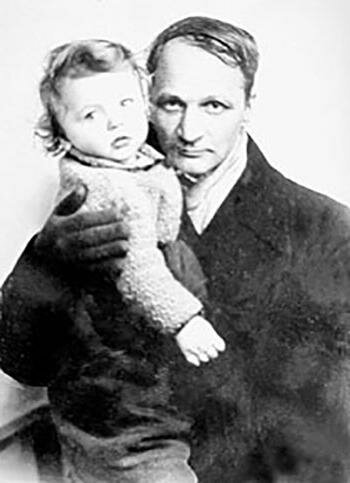 Андрей Платонов с дочерью Машей. 1946 год.