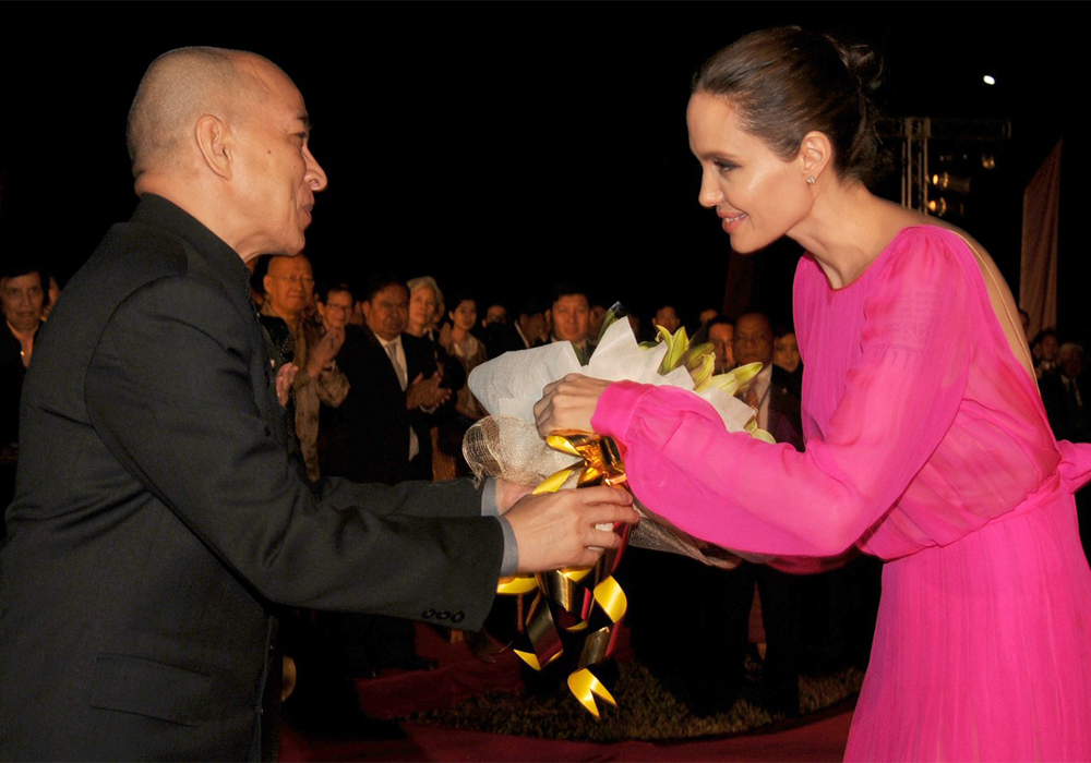 38 Анджелина Джоли променяла <br> черное на розовое