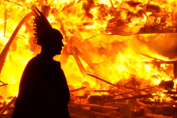 Викинг на праздновании Up Helly Aa. | Фото: shetlandnature.net.