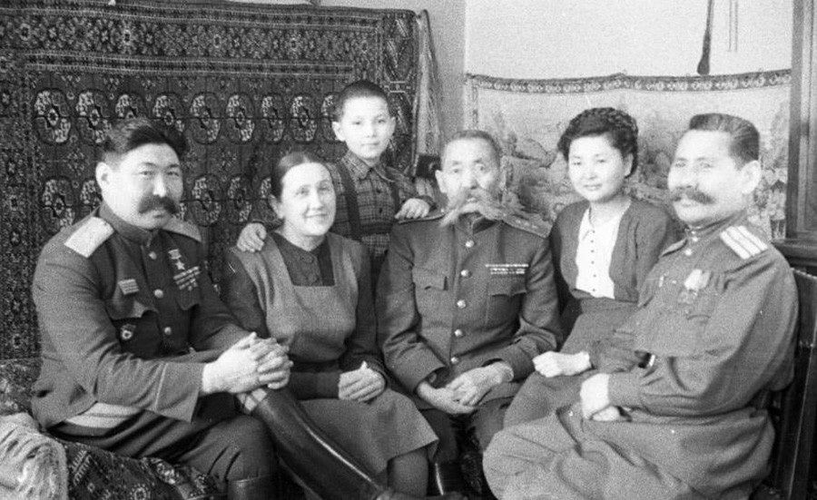 Семейный портрет на фоне 20 века (ФОТО)
