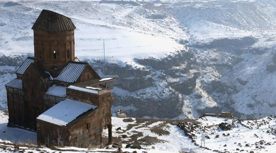 Укрепления призраков Сейчас кажется, будто городские стены Ани готовы рассыпаться от легчайшего ветерка. Однако, построены укрепления были еще в X веке, и на протяжении долгих столетий они защищали имперский город от осады десятков различных армий. Эти валы стали свидетелями кровавых распрей между Багратидами и византийцами, византийцами и сельджуками.