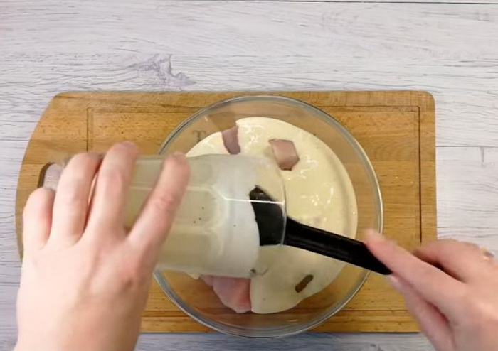 Заливаем курицу кефирным маринадом. Заливаем курицу кефирным маринадом.