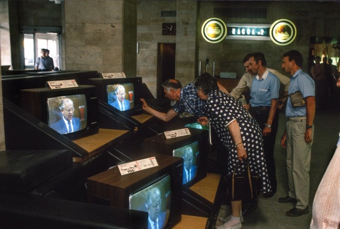 Магазин телевизоров в центре Москвы. СССР, 1988 год. Автор фотографии: Chris Niedenthal. Магазин телевизоров в центре Москвы. СССР, 1988 год. Автор фотографии: Chris Niedenthal.