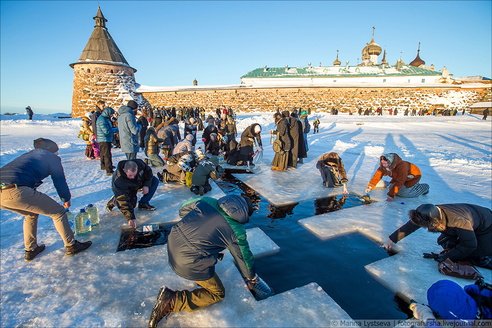 В грязных водах городских прудов, рек и купелей вода вдруг стала СВЯТОЙ!