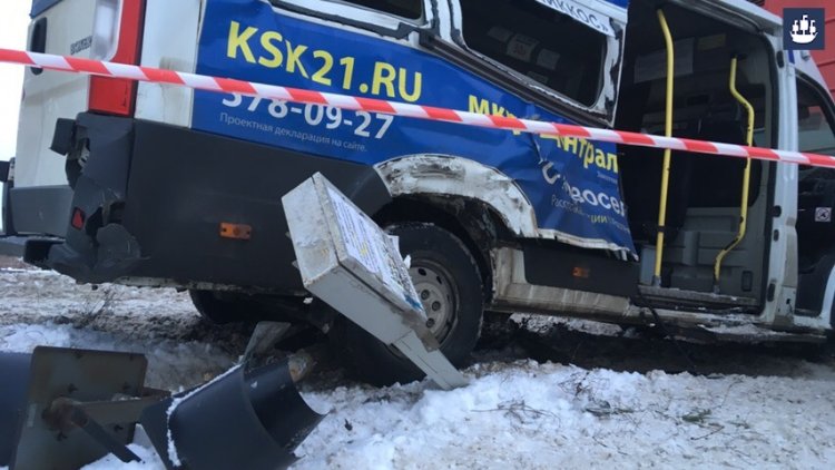 Маршрутное такси столкнулось с автомобилем в Омске