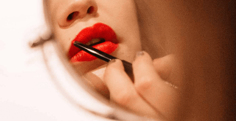 Новогодняя подготовка: учимся делать макияж с красными губами