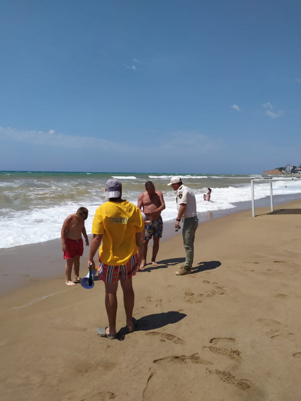 Севастопольцев и гостей просят отказать от купания во время шторма