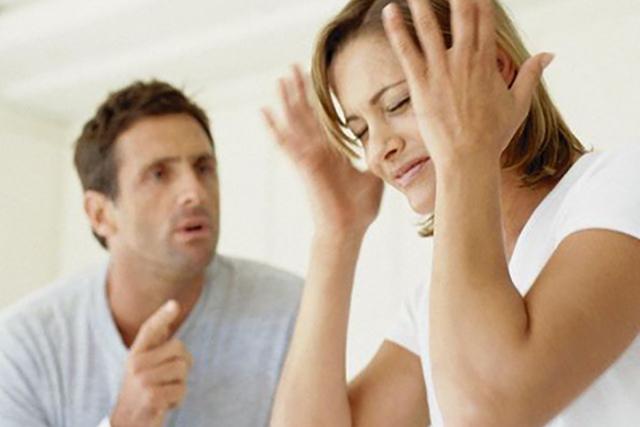 Муж устроил жене потрясающую истрерику с приступом ревности...