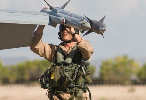 Американская ракета "AIM-9 Sidewinder" на крыле одного из самолетов