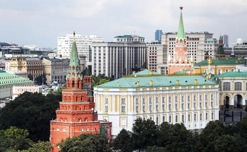 вид на Боровицкую (слева) и Троицкую (справа) башни Кремля, здание Оружейной палаты в Кремле (в центре на первом плане), здание Государственной думы (в центре на втором плане) (Фото: Сергей Савостьянов/ТАСС) Павел Грудинин: "Россию добивает не Запад, а правительство непрофессионалов"
