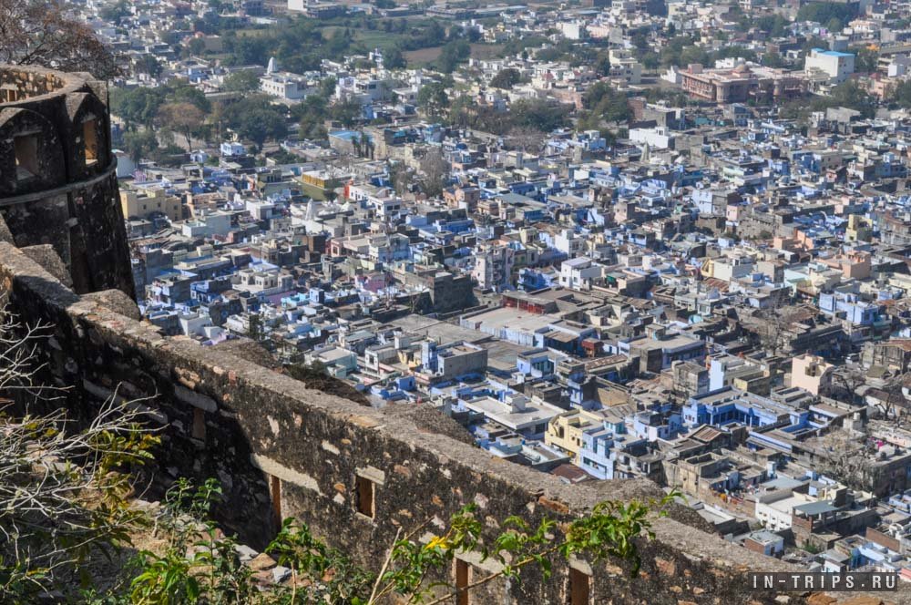 Вид с крепостной стены на город Читторгарх