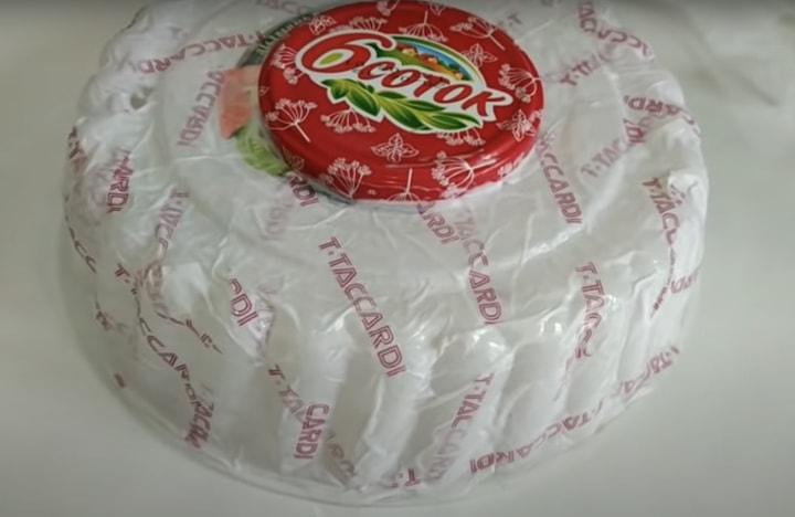 Превратите пластиковую упаковку от торта в нужную на кухне вещь