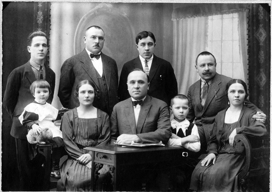 Семейный портрет на фоне 20 века (ФОТО)