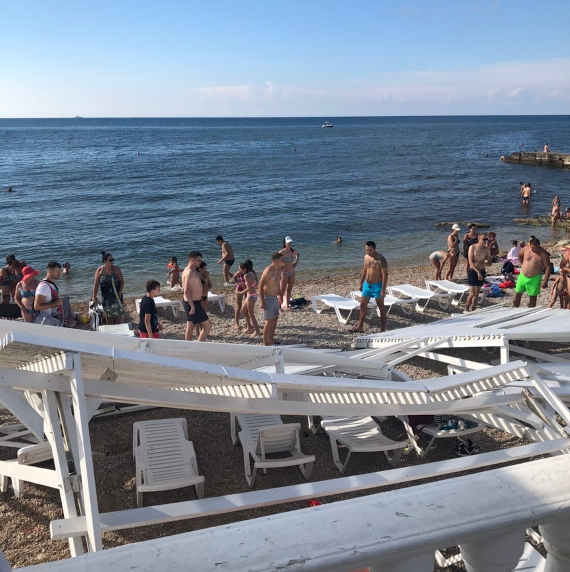 На пляже Севастополя рухнул навес. Горлов, оказывается, ранее предупреждал (ВИДЕО)