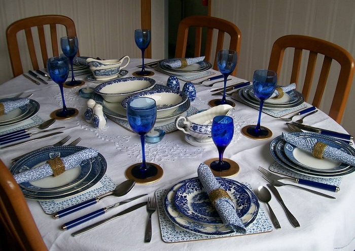 Красивую посуду можно использовать не только по праздникам, но и когда приходят гости. / Фото: sdelai-lestnicu.ru