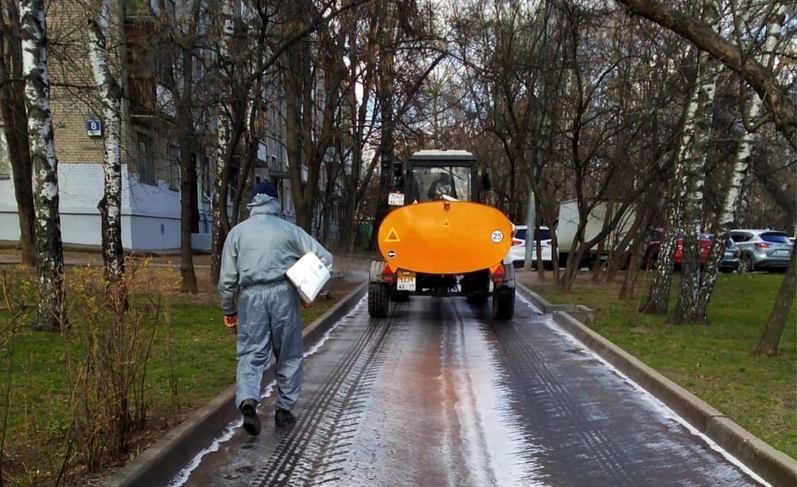 Семь единиц техники дезинфицируют дороги в Алтуфьеве
