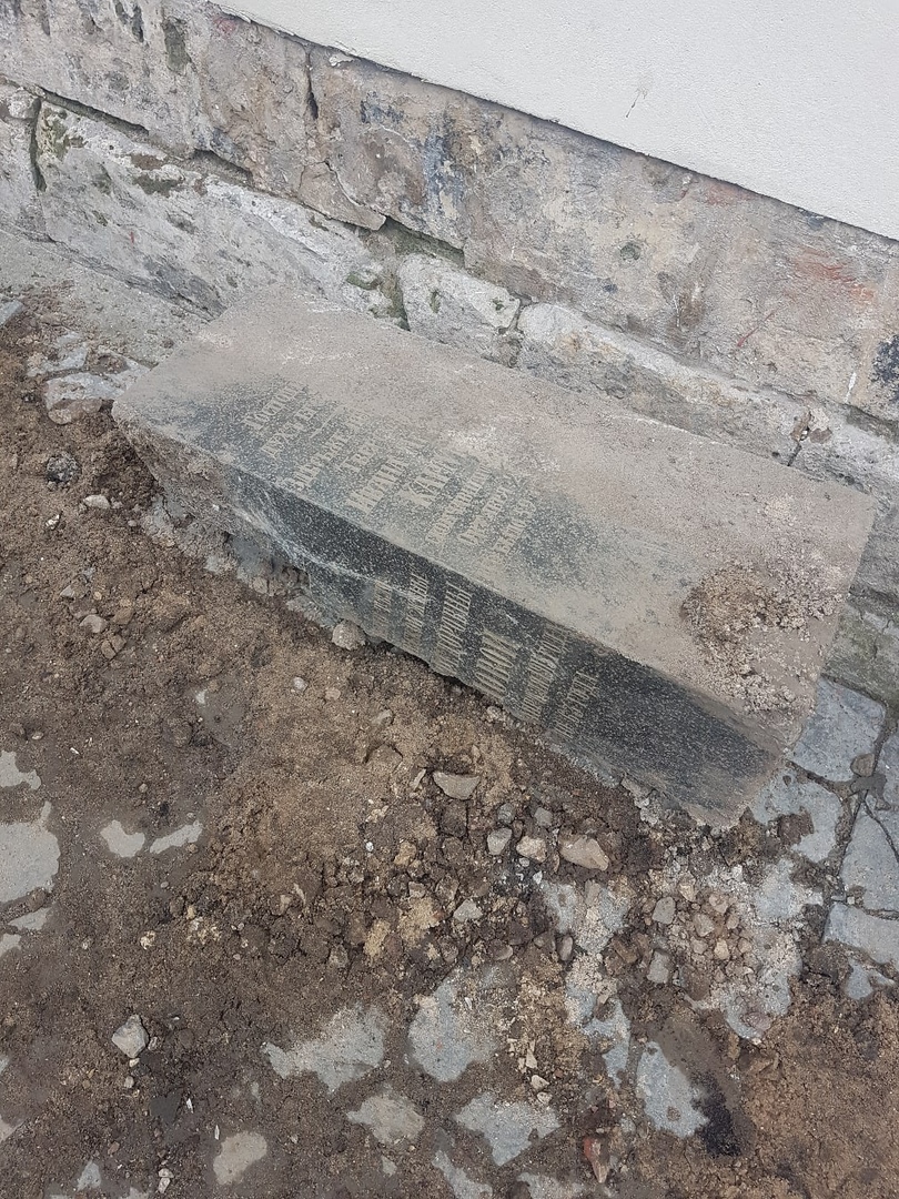 При замене бордюра на набережной в Твери нашли старинные надгробия