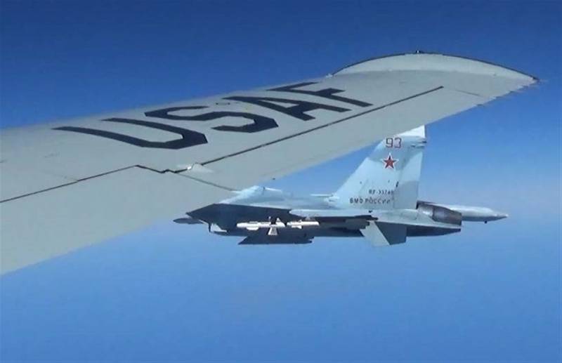 ВС США опубликовали фото опасного сближения Су-27 и RC-135 ВС США опубликовали фото опасного сближения Су-27 и RC-135