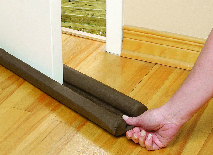 Защита от сквозняков. | Фото: Bob Vila. Защита от сквозняков. | Фото: Bob Vila.