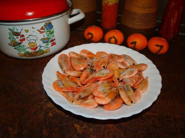 Новогодний салат из кальмаров и креветок Новогодний салат из кальмаров и креветок