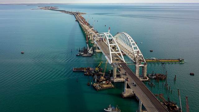 Движение автомобилей на Крымском мосту откроют во второй половине мая