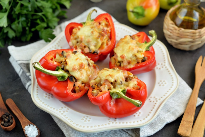Фаршированный сыром и беконом перец. \ Фото: edinstvennaya.ua. 7 способов приготовить фаршированный перец так, чтобы его уплетали и взрослые, и дети