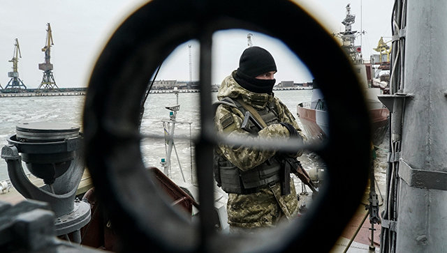 Украинский военнослужащий на борту корабля береговой охраны в Мариуполе. Архивное фото Украинский военнослужащий на борту корабля береговой охраны в Мариуполе. Архивное фото