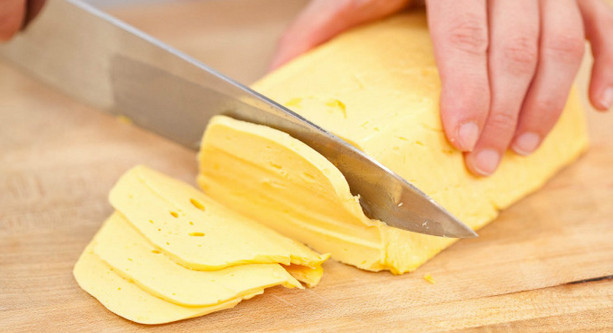 Домашний твердый сыр по очень легкому рецептику. Пробуйте…