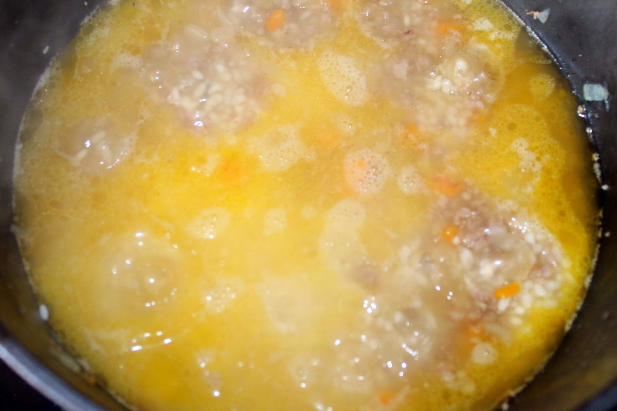 Если рис не варить отдельно, а добавить к мясу, получится гораздо вкуснее.