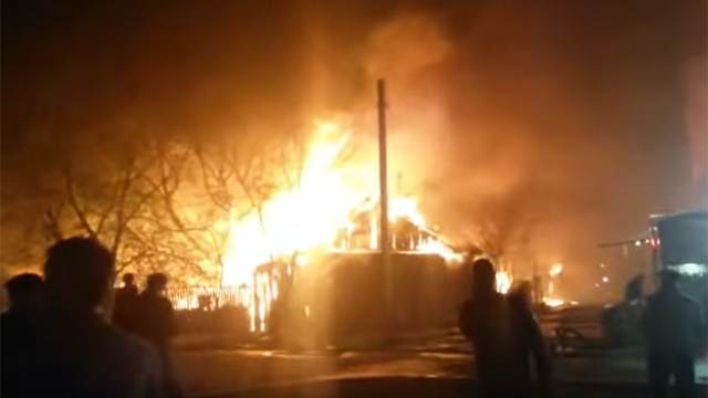Видео: деревянные дома горят в Благовещенске