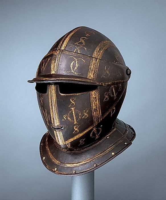 Закрытый шлем. Северная Италия. Вес 3,86 кг. Около 1600-1620 гг. Закрытый шлем. Северная Италия. Вес 3,86 кг. Около 1600-1620 гг.