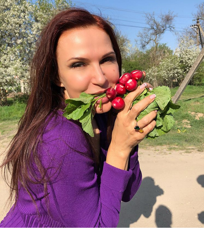 Не чужды ни грядки, ни рощицы: как звезды открыли дачный сезон-2018