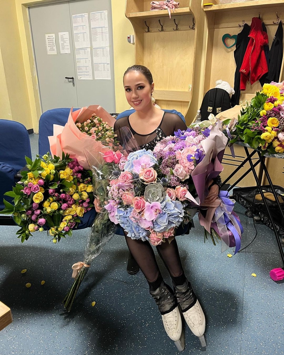 Алина Загитова с цветами