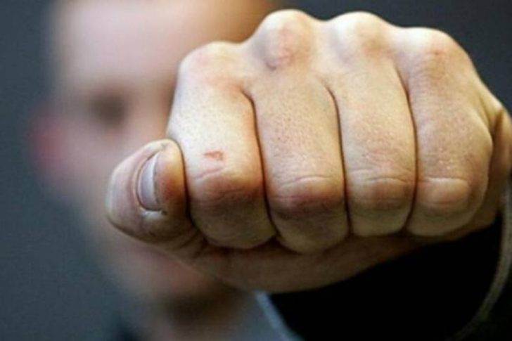 Хамоватый подросток докопался до незнакомца Хамоватый подросток докопался до незнакомца
