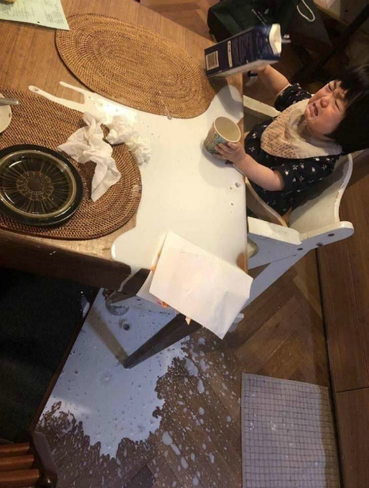 По усам текло, по столу текло, по полу текло, а в рот не попало! | Фото: Вообще, ОГОНЬ!. По усам текло, по столу текло, по полу текло, а в рот не попало! | Фото: Вообще, ОГОНЬ!.