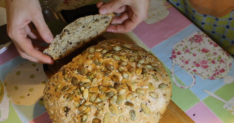 Домашний деревенский хлеб: вкусно и с маслом, и с вареньем, и просто к супу...