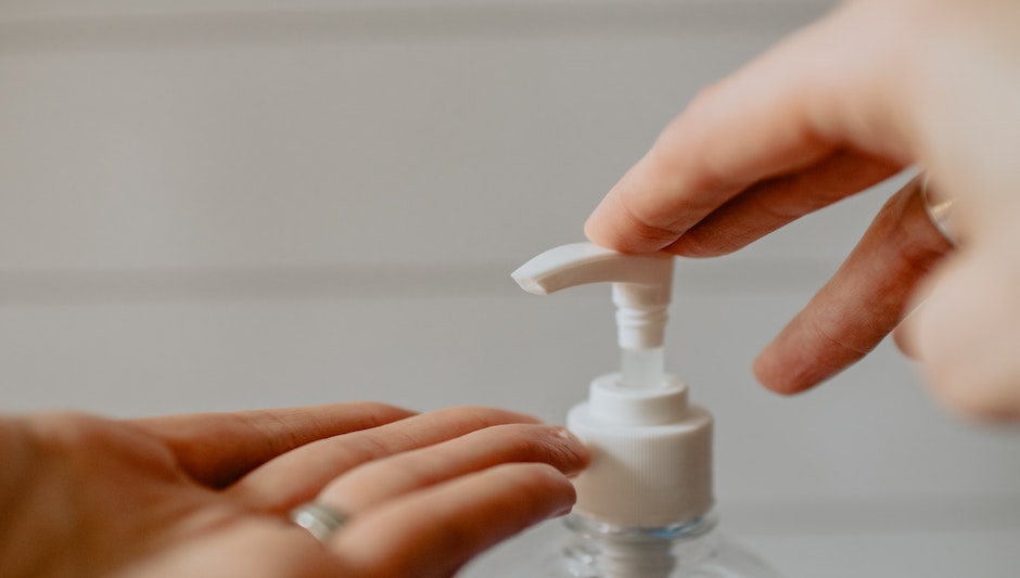 Как сохранить кожу рук при использовании антисептика
