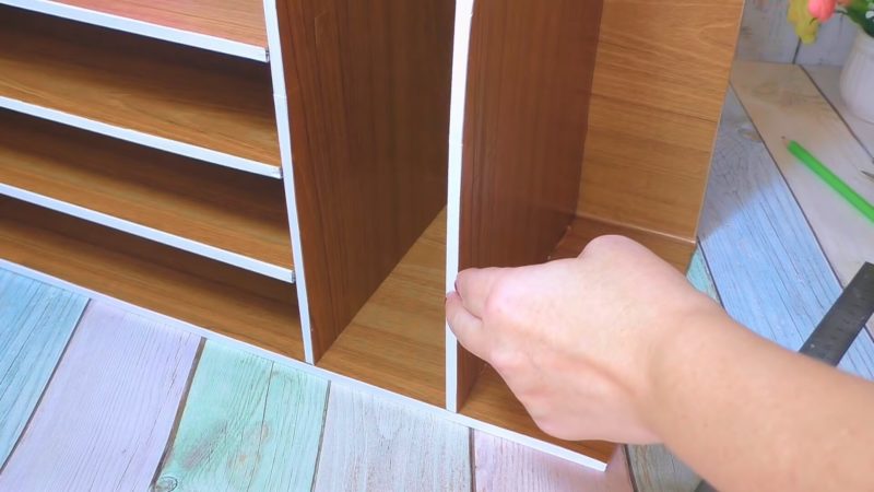 Практичная и простая в исполнении полка, сделанная из простого картона Практичная и простая в исполнении полка, сделанная из простого картона