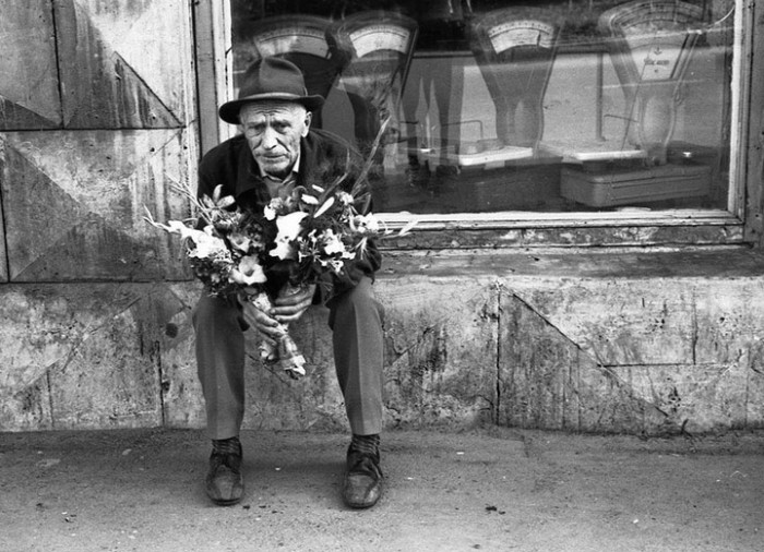 Уличная торговля в центре города. СССР, Новокузнецк, 1980-е годы. Уличная торговля в центре города. СССР, Новокузнецк, 1980-е годы.