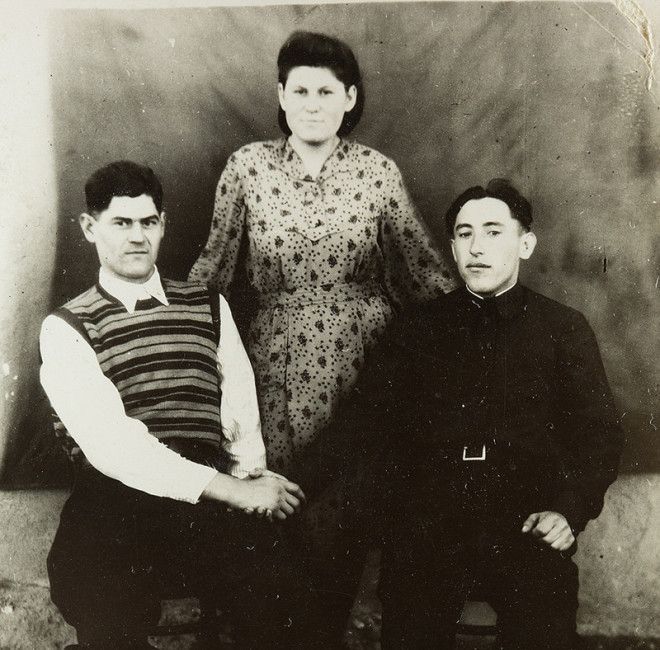 Вот почему на старых фотографиях руку клали на плечо. Никогда бы не додумался! Вот почему на старых фотографиях руку клали на плечо. Никогда бы не додумался!