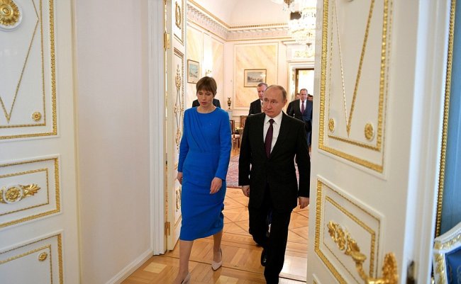 Президент Эстонии оконфузилась из-за бутылки шампанского Президент Эстонии оконфузилась из-за бутылки шампанского россия, прибалтика, шампанское