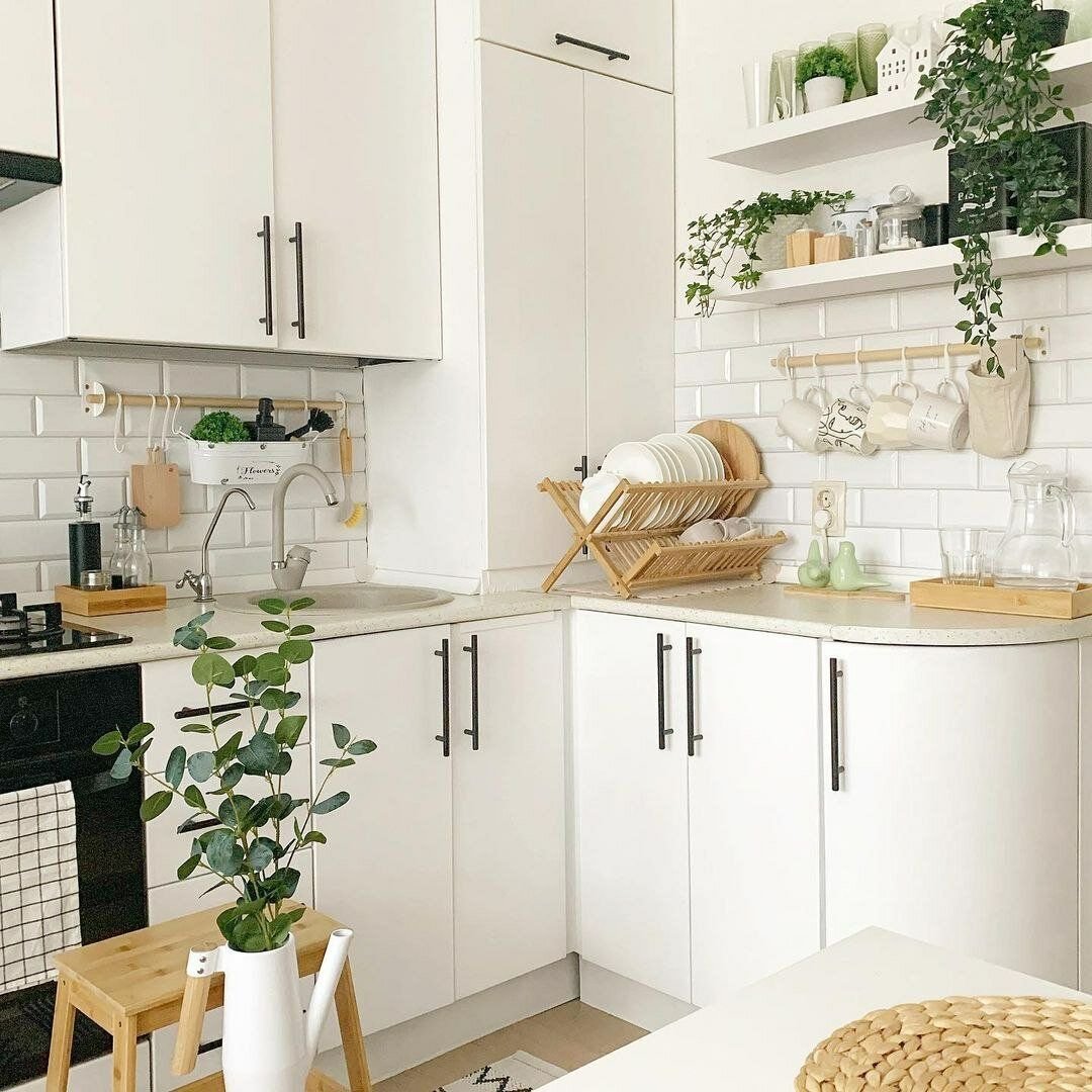 Белый цвет- отличный цветовое решение для небольшой кухни! Взгляните, как цвет расширяет пространство